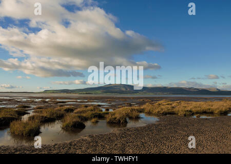 Blick von der Küste in der Nähe von Dunnerholme und Askam-In-Furness. Schwarz Combe und Millom gesehen in der Duddon Flussmündung auf der Cumbrian Küste. Stockfoto