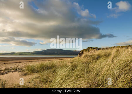 Blick von der Küste in der Nähe von Dunnerholme und Askam-In-Furness. Schwarz Combe und Millom gesehen in der Duddon Flussmündung auf der Cumbrian Küste. Stockfoto