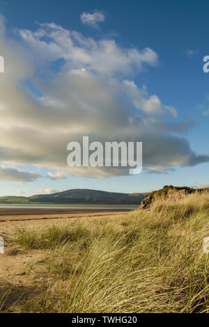 Blick von der Küste in der Nähe von Dunnerholme und Askam-In-Furness. Schwarz Combe und Millom gesehen in der Duddon Flussmündung auf der Cumbrian Küste. Stockfoto