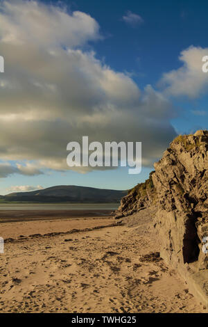 Blick von der Küste in der Nähe von Dunnerholme und Askam-In-Furness. Schwarz Combe und Millom gesehen in der Duddon Flussmündung auf der Cumbrian Küste. Stockfoto