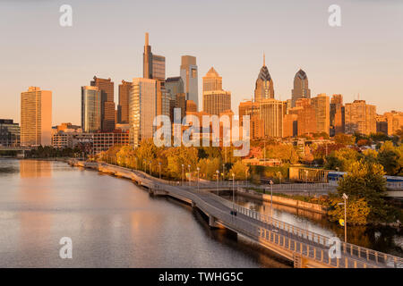 Strecke zu Fuß SCHUYLKILL RIVER DOWNTOWN SKYLINE PHILADELPHIA PENNSYLVANIA USA Stockfoto