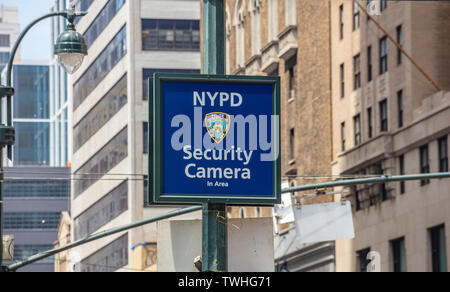 New York, USA. Mai 2, 2019. Keine Parkplätze, keine stehende rote Farbe auf Metall Pole, blur Bürogebäude Hintergrund. Manhattan Downtown Stockfoto