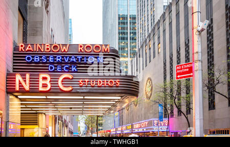 USA, New York, Manhattan. Mai 3, 2019. NBC Studios Eingang, bunte Neonlichter, Innenstadt am Abend Stockfoto