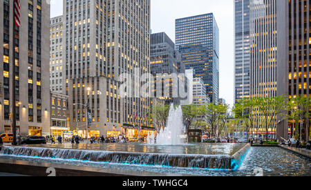 New York, United States, 3. Mai 2019. Manhattan Downtown. Brunnen und beleuchtete Hochhäuser am Abend Stockfoto