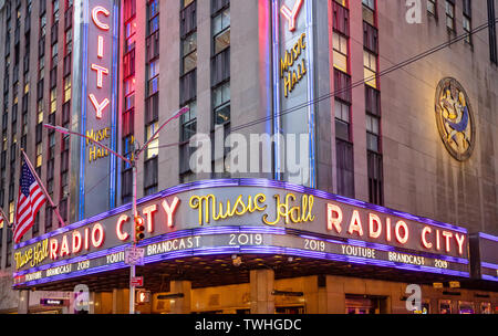 USA, New York, Manhattan. Mai 3, 2019. Die Radio City Music Hall Eingang, bunte Neonlichter, Downtown bei Nacht Stockfoto