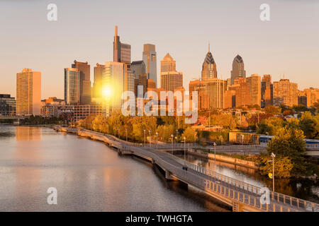 Strecke zu Fuß SCHUYLKILL RIVER DOWNTOWN SKYLINE PHILADELPHIA PENNSYLVANIA USA Stockfoto