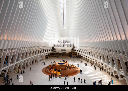 New York, USA. Mai 4, 2019. Manhattan. Ground Zero Memorial Struktur, große Halle, Innenansicht Stockfoto
