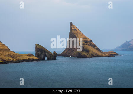 Panorama der Insel Tindholmur Drangarnir und während der Wanderung entlang der Küste der Färöer während einer Moody frühling morgens genommen (Färöer, Dänemark) Stockfoto