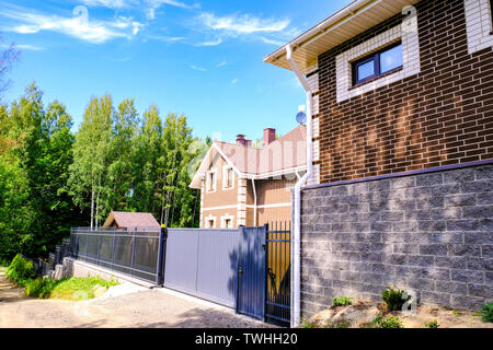 Country House. Schönen Sommer Landhaus grün im Garten. Stockfoto