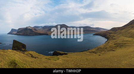 Panorama der Wanderweg in Richtung Drangarnir und Tindholmur Insel genommen während der Wanderung entlang der Küste der Färöer mit Dorf Bour (Färöer Inseln) Stockfoto