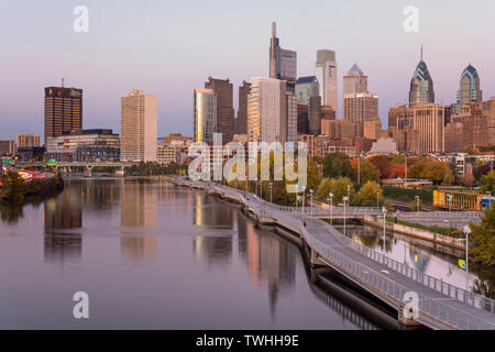 Strecke zu Fuß SCHUYLKILL RIVER DOWNTOWN SKYLINE PHILADELPHIA PENNSYLVANIA USA Stockfoto