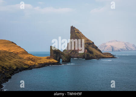 Panorama der Insel Tindholmur Drangarnir und während der Wanderung entlang der Küste der Färöer während einer Moody frühling morgens genommen (Färöer, Dänemark) Stockfoto