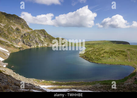 Wunderschön beleuchtet die Niere See, einem der schönsten der sieben Seen in Bulgarien Rila, beeindruckende Berge und sonnenbeschienenen Hochländer Stockfoto