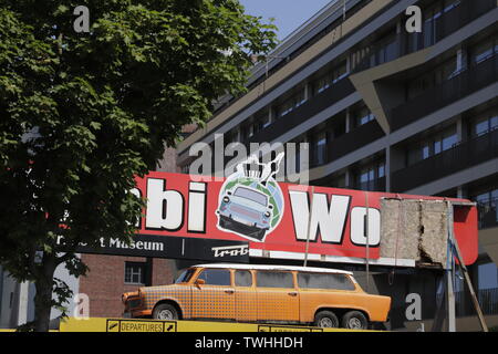 Alten ostdeutschen Auto den Trabant. Diese limousine Größe Auto ist eine besondere. Alle trabi Autos sind aus Kunststoff Stockfoto