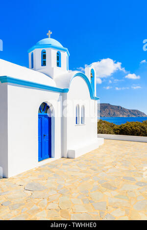 Weiße Kapelle am Meer in Ammopi Dorf, Karpathos, Griechenland Stockfoto