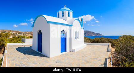 Panorama der weißen Kapelle am Meer in Ammopi Dorf, Karpathos, Griechenland Stockfoto
