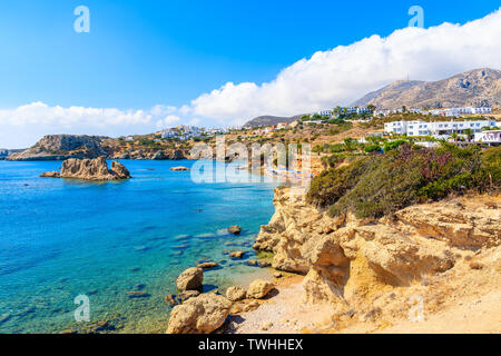 Blick auf den wunderschönen Strand in Ammopi Dorf auf der Insel Karpathos, Griechenland Stockfoto