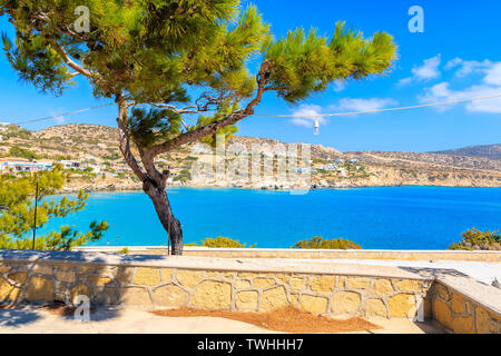 Blick auf das schöne Meer Küste in Ammopi Dorf auf der Insel Karpathos, Griechenland Stockfoto