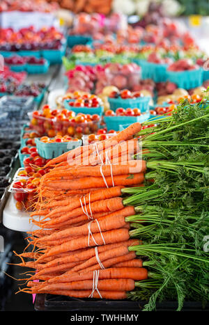 Frische Karotten bei einem lokalen Bauernmarkt Stockfoto