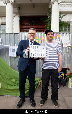 Richard Ratcliffe erhalten einen Besuch vom Arbeitsmarkt Stellvertretender Fraktionsvorsitzender Tom Watson auf dem sechsten Tag seines Hungerstreiks in Unterstützung seiner Frau Nazanin Zaghari-Rat Stockfoto