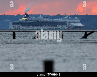 Sheerness, Kent, Großbritannien. Juni, 2019 20. UK Wetter: Kreuzfahrtschiff "Norwegian Pearl" die Sonne geht, wie es die Themse fährt wie von Sheerness in Kent gesehen. Credit: James Bell/Alamy leben Nachrichten Stockfoto