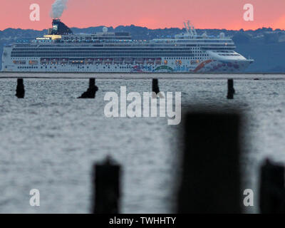 Sheerness, Kent, Großbritannien. Juni, 2019 20. UK Wetter: Kreuzfahrtschiff "Norwegian Pearl" die Sonne geht, wie es die Themse fährt wie von Sheerness in Kent gesehen. Credit: James Bell/Alamy leben Nachrichten Stockfoto