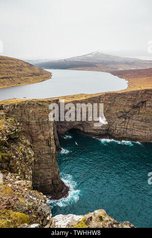 Panorama der rauhen Klippen an der Sicht der berühmten Sorvagsvatn See/Leitisvatn See auf den Inseln Vagar während der SCHNEEREICHEN Frühling (Färöer Inseln) Stockfoto