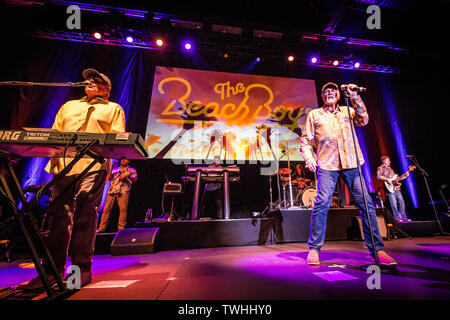 Roskilde, Dänemark. Juni, 2019 20. Roskilde, Dänemark - Juni 20., 2019. Die amerikanische surf rock und Vocal group die Beach Boys führt ein Live Konzert in Roskilde Kongrescenter in Roskilde. Hier Sänger, Songwriter und Musiker Mike Liebe wird gesehen, live auf der Bühne mit Bruce Johnston (L). (Foto: Gonzales Foto/Alamy leben Nachrichten Stockfoto