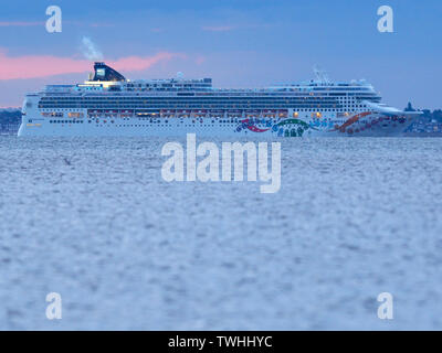 Sheerness, Kent, Großbritannien. Juni, 2019 20. UK Wetter: Kreuzfahrtschiff "Norwegian Pearl" die Sonne geht, wie es die Themse fährt wie von Sheerness in Kent gesehen. Credit: James Bell/Alamy leben Nachrichten Stockfoto