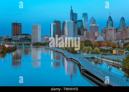 Strecke zu Fuß SCHUYLKILL RIVER DOWNTOWN SKYLINE PHILADELPHIA PENNSYLVANIA USA Stockfoto