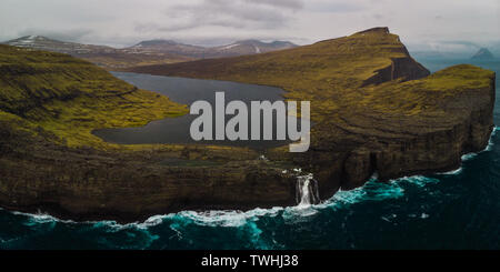 Antenne panorama Sorvagsvatn See/Leitisvatn See von oben während einer Moody Frühling Abend mit Bosdalafossur Wasserfall (Färöer Inseln) Stockfoto