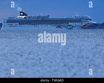 Sheerness, Kent, Großbritannien. Juni, 2019 20. UK Wetter: Kreuzfahrtschiff "Norwegian Pearl" die Sonne geht, wie es die Themse fährt wie von Sheerness in Kent gesehen. Credit: James Bell/Alamy leben Nachrichten Stockfoto