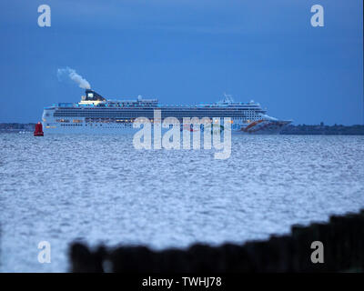 Sheerness, Kent, Großbritannien. Juni, 2019 20. UK Wetter: Kreuzfahrtschiff "Norwegian Pearl" die Sonne geht, wie es die Themse fährt wie von Sheerness in Kent gesehen. Credit: James Bell/Alamy leben Nachrichten Stockfoto