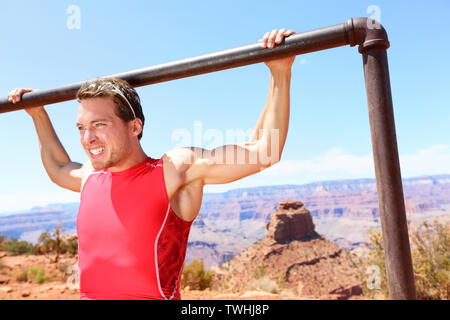 Trainieren Fitness Sportler mann Ausbildung Zug ups in atemberaubender Natur Landschaft des Grand Canyon. Krafttraining fit Männlich, Training im Freien im Sommer tun, Pull-ups und Chin-ups. Stockfoto