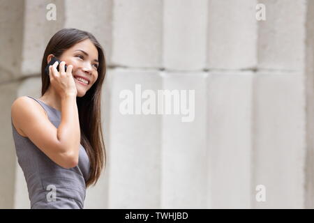 Business woman Anwalt sprechen auf Smartphone außerhalb. Erfolgreiche junge Multirassischen Kaukasischen/Asiatische Chinesische professionelle Frau. Stockfoto