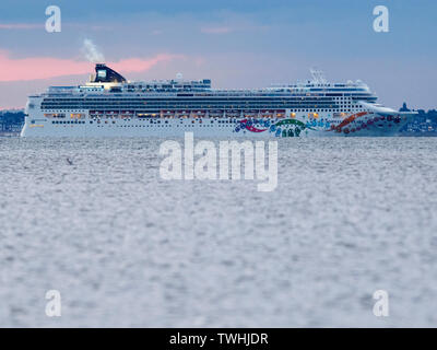 Sheerness, Kent, Großbritannien. Juni, 2019 20. UK Wetter: Kreuzfahrtschiff "Norwegian Pearl" die Sonne geht, wie es die Themse fährt wie von Sheerness in Kent gesehen. Credit: James Bell/Alamy leben Nachrichten Stockfoto