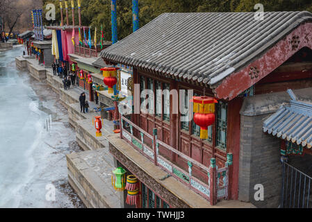 Suzhou Straße - ein Streifen von Geschäften entlang zurück See in Yiheyuan - Sommer Palace, dem ehemaligen Kaiserlichen Garten in Beijing, China Stockfoto