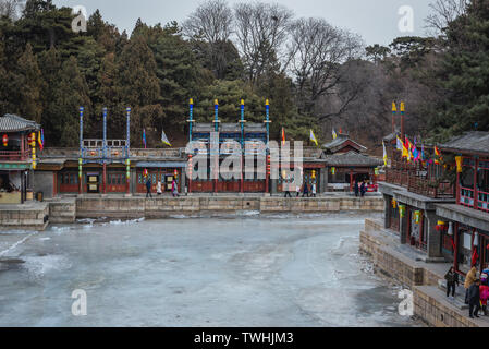 Suzhou Straße - ein Streifen von Geschäften entlang zurück See in Yiheyuan - Sommer Palace, dem ehemaligen Kaiserlichen Garten in Beijing, China Stockfoto