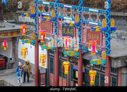 Suzhou Straße - ein Streifen von Geschäften entlang zurück See in Yiheyuan - Sommer Palace, dem ehemaligen Kaiserlichen Garten in Beijing, China Stockfoto