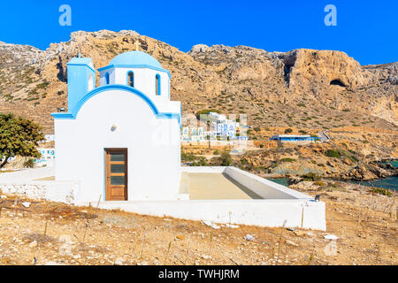 Traditionelle weiße Kirche in Finiki port, Karpathos, Griechenland Stockfoto