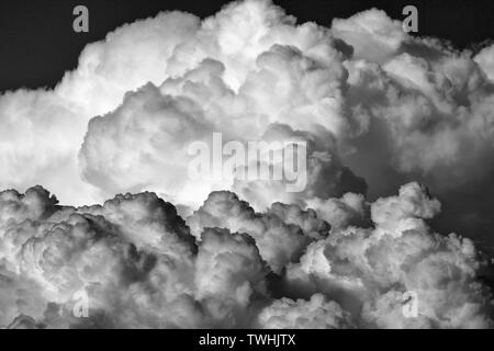 Cumulonimbuswolken Webstuhl an einem Sommerabend. Stockfoto