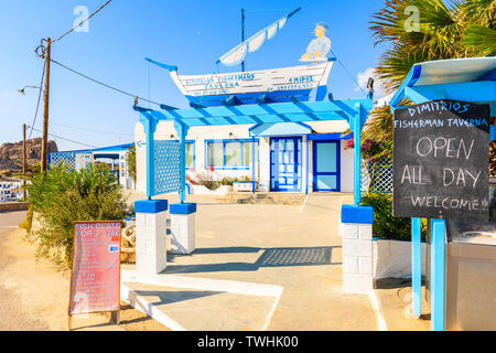 FINIKI HAFEN, Insel Karpathos - Sep 25, 2018: Blick auf Taverna Restaurant im kleinen Fischerdorf an der Küste der Insel Karpathos, Griechenland. Stockfoto