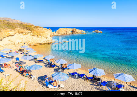 KARPATHOS, Griechenland - 26.SEPTEMBER, 2018: die Menschen Erholung am wunderschönen Strand auf der Insel Karpathos in der Nähe von ammopi Village, Griechenland. Stockfoto