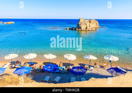 KARPATHOS, Griechenland - 26.SEPTEMBER, 2018: die Menschen Erholung am wunderschönen Strand auf der Insel Karpathos in der Nähe von ammopi Village, Griechenland. Stockfoto