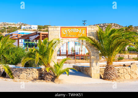 AMMOPI VILLAGE, Insel Karpathos - Sep 26, 2018: Blick auf die Taverne und weißen Häusern in einem kleinen Dorf an der Küste der Insel Karpathos, Griechenland. Stockfoto