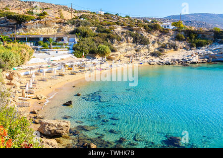 Herrliche Bucht mit Strand in Ammopi Dorf am Meer Küste der Insel Karpathos, Griechenland Stockfoto