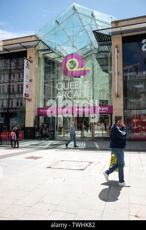 Juni 2019 - Queens Arcade, Cardiff City Centre in der Nähe des grossen St Davids Shopping Mall Stockfoto