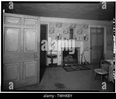 Zweite Etage, Südosten, NORDWAND. Tür an der linken Seite zeigt typische Halle Seite aller zweiten Stock Türen - William Seabrook House, County Road 768, Edisto Island, Charleston County, SC; Lafayette Stockfoto