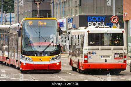 Prag, tschechische Republik - AUGUST 2018: Moderne Straßenbahn vorbei an traditionellen öffentlichen Service Bus auf einer Straße in Prag. Stockfoto