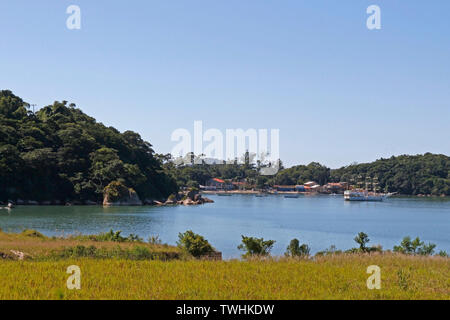 Ein kleines Fischerdorf in einer Bucht der Insel Florianopolis versteckt. Das sind die Schönheiten von Santa Catarina. Stockfoto